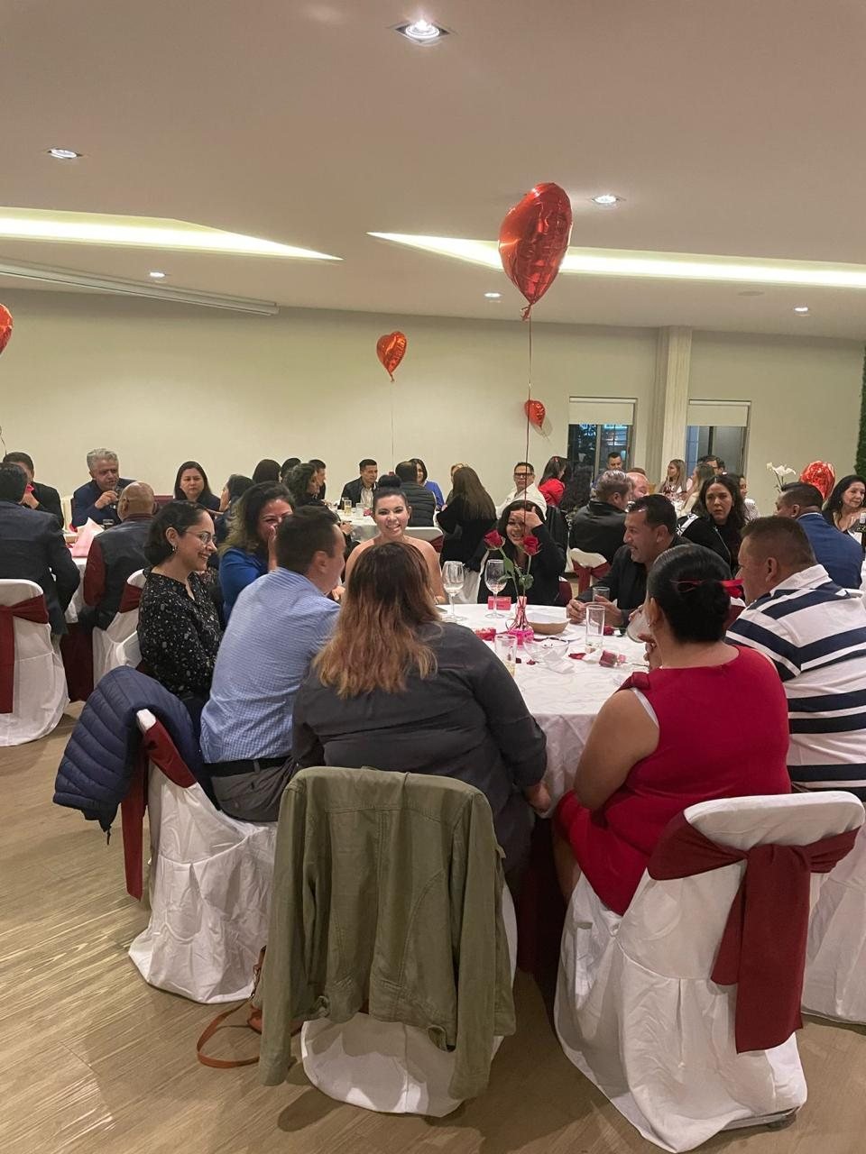 Cena de un evento con mesas redondas