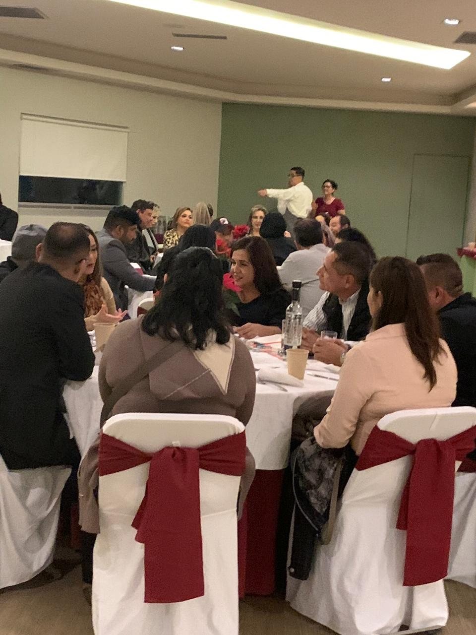 Asistentes conversando durante una cena