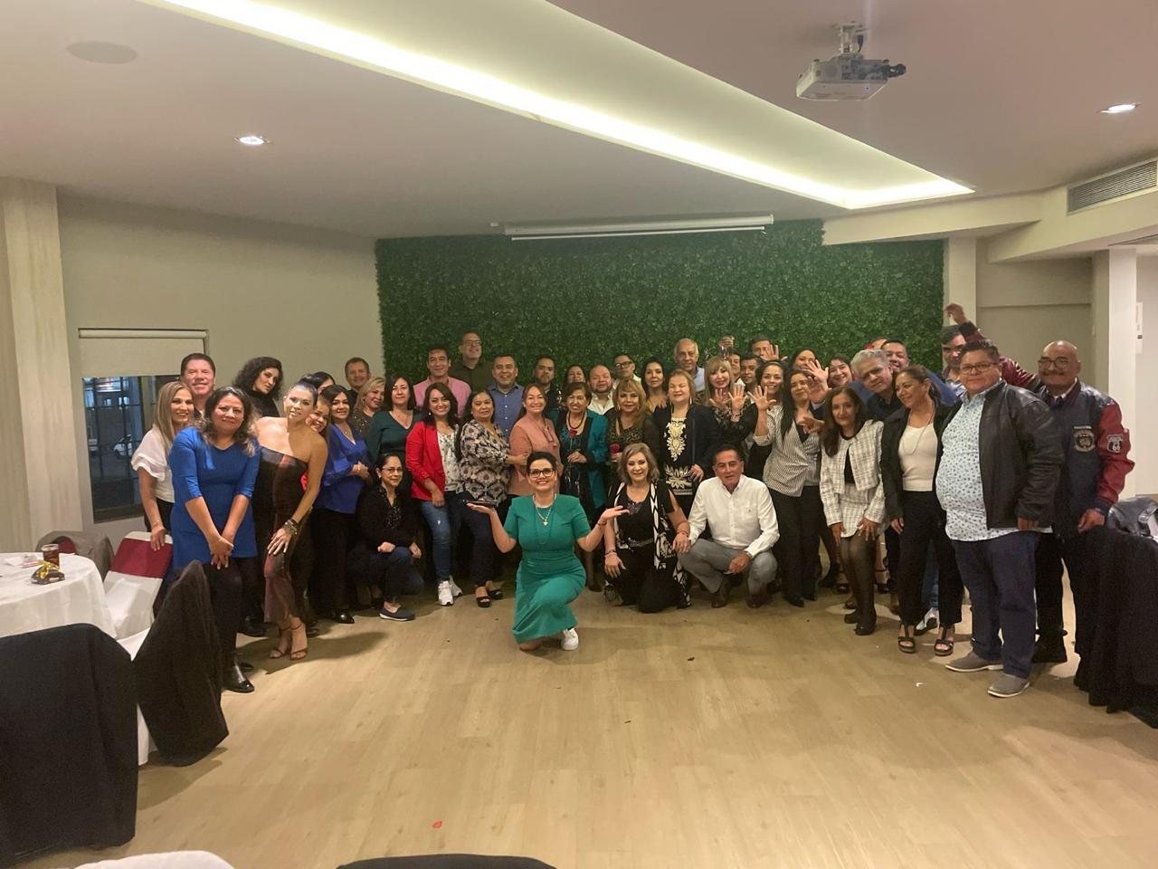 Miriam con un grupo de asistentes al final de un evento