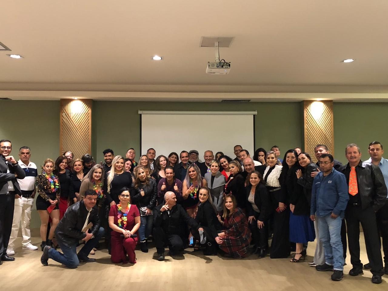 Grupo de asistentes en un salón de hotel