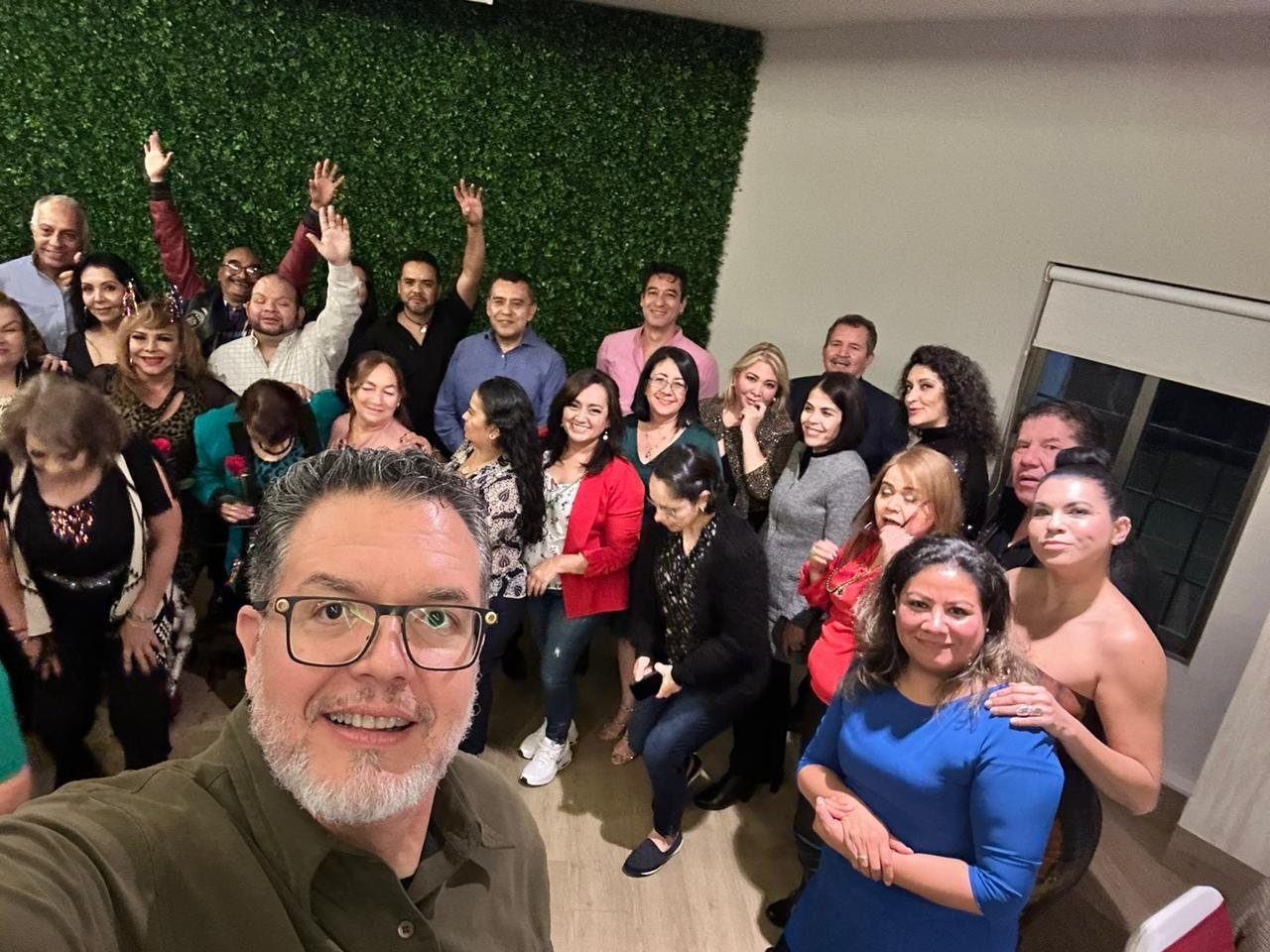 Selfie grupal de asistentes a un evento